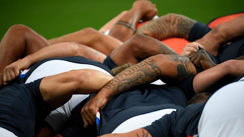 Vor dem Match wird noch ein wenig gekuschelt. Natürlich hat diese Zeremonie der französischen Rugby-Nationalmannschaft einen sportlichen Hintergrund: Die Spieler machen sich vor dem Testspiel gegen Italien warm und geben sich beim Dehnen der Muskulatur gegenseitig Hilfestellung.