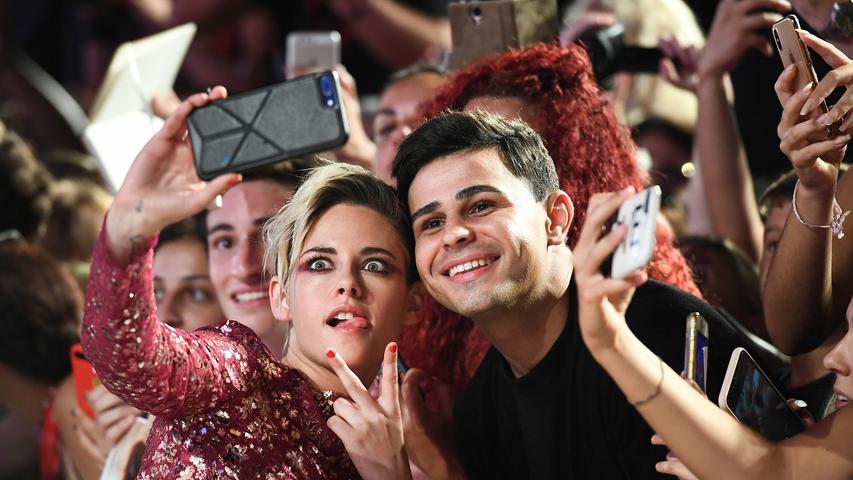 Bitte recht freundlich. Die US-amerikanische Schauspielerin Kristen Stewart posiert zusammen mit einem Fan für ein Selfie. Stewart wirbt bei den 76. Filmfestspielen in Venedig für den Thriller "Seberg", in dem sie die Hauptrolle spielt.