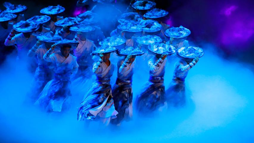 Ein Traum in Blau. Chinesische Tänzer sorgen mit ihrem Auftritt bei der Eröffnungsfeier der Basketball-Weltmeistersvchaft in Peking für einen von vielen optischen Höhepunkten.