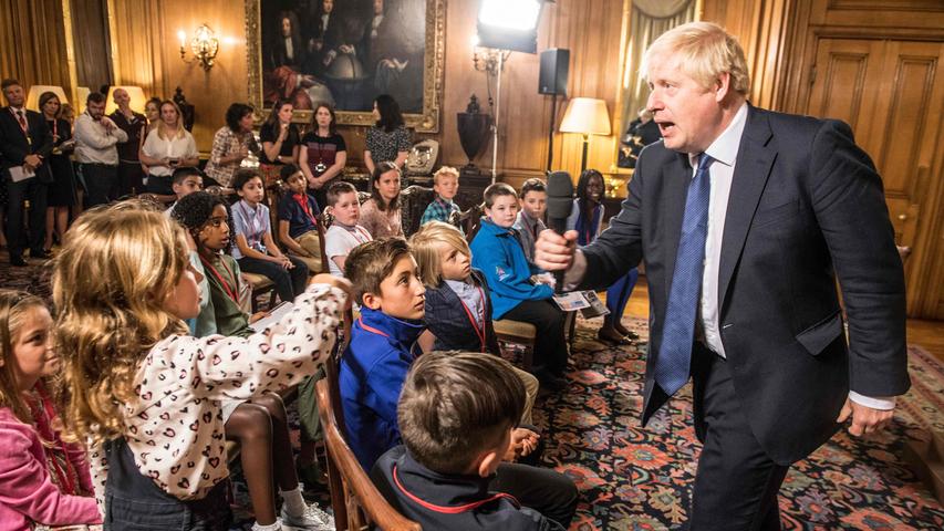 So richtig wohl scheinen sich sich manche der kleinen Besucher nicht zu fühlen, als Boris Johnson ihre Fragen beantwortet. Der britische Premierminister hatte Schulkinder in die Downing Street 10 eingeladen und sprach dabei natürlich auch über den Brexit.