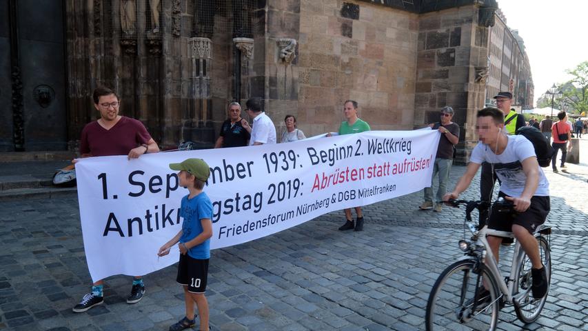 Mit einem wandelnden Transparent machten Aktivisten auch vor der Lorenzkirche auf den Antikriegstag aufmerksam.
