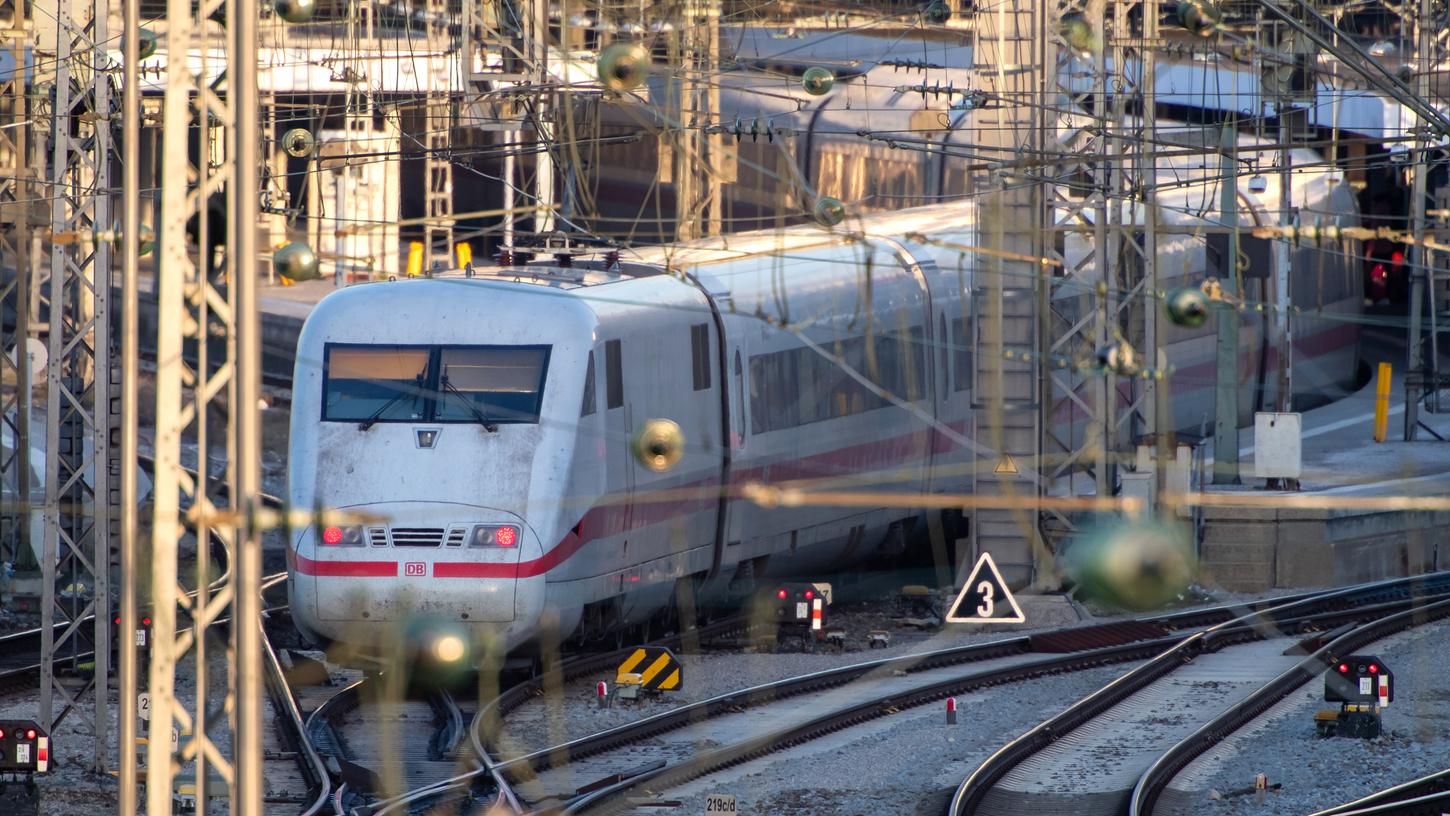 Ein ICE-Zug der Deutschen Bahn fährt am Abend aus dem Hauptbahnhof. Die Deutsche Bahn bekommt im Fernverkehr einen weiteren Konkurrenten: Das Unternehmen Rheinjet aus Meerbusch will ab dem 8. November eine Zugverbindung zwischen Stuttgart, München und Frankfurt anbieten.