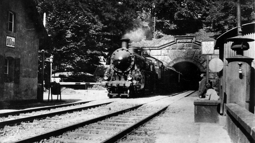 So sah der Burgbergtunnel 80 Jahre später aus. Ein Schnellzug mit einer bayerischen S 3/6-Dampflok durchfährt den Tunnel in den 1930er Jahren.