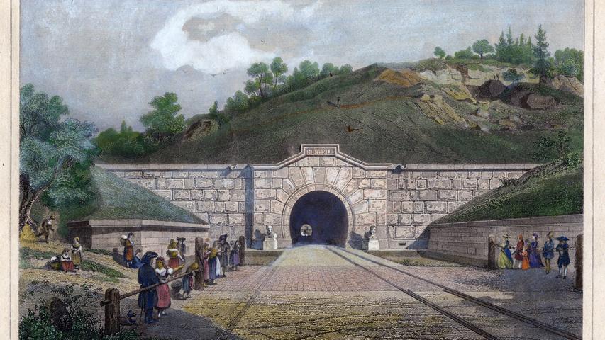 Ursprünglich verlief die Strecke zwischen Nürnberg und Erlangen parallel zum Ludwig-Donau-Main-Kanal und östlich an Fürth vorbei. Mit dem Bau der Bahnstrecke nach Würzburg in den 1860er Jahren wurde die Streckenführung geändert. Dieses Bild zeigt das Südportal des Burgbergtunnels in Erlangen im Jahr 1850.