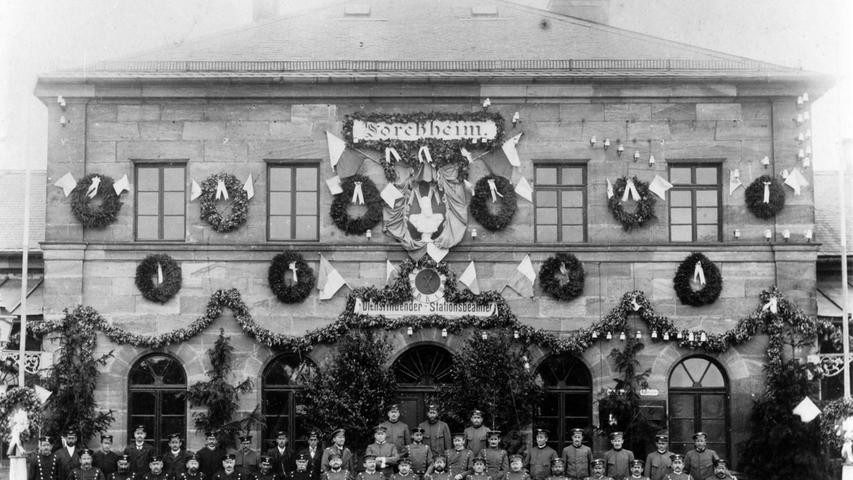 Ein wichtiger Halt auf der aktuell 62 Kilometer langen Strecke war schon damals Forchheim. Hier eine Aufnahme des Forchheimer Bahnhofs aus dem Jahr 1903. Viel Personal war damals für einen ordnungsgemäßen Betrieb nötig.