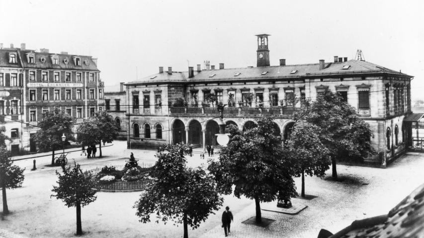 Der Erlanger Bahnhof einige Jahrzehnte später. Ende des 19. Jahrhunderts wurde zusätzlich ein von Nürnberg Hauptbahnhof ausgehender Vorortverkehr eingerichtet, der einen seiner Endpunkte in Erlangen hatte.