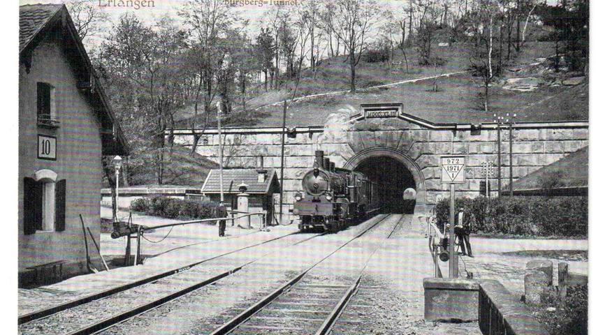 Hier noch eine historische Ansicht des Burgbergtunnels, der der erste bayerische Eisenbahn-Tunnel überhaupt war. Heute ist das denkmalgeschützte Bauwerk der älteste noch in Betrieb befindliche Eisenbahntunnel Bayerns.
