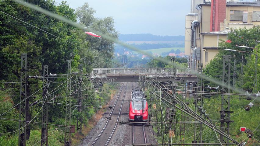 Inzwischen ist die komplette Strecke - hier eine Aufnahme vom Streckenabschnitt zwischen Forchheim und Bamberg - elektrifiziert.