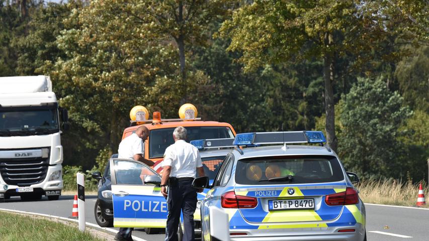 Frontalzusammenstoß bei Bayreuth: Motorradfahrer kollidiert mit Auto