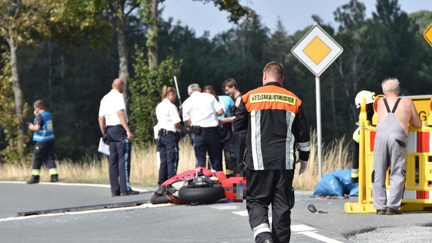 Frontalzusammenstoß bei Bayreuth: Motorradfahrer kollidiert mit Auto