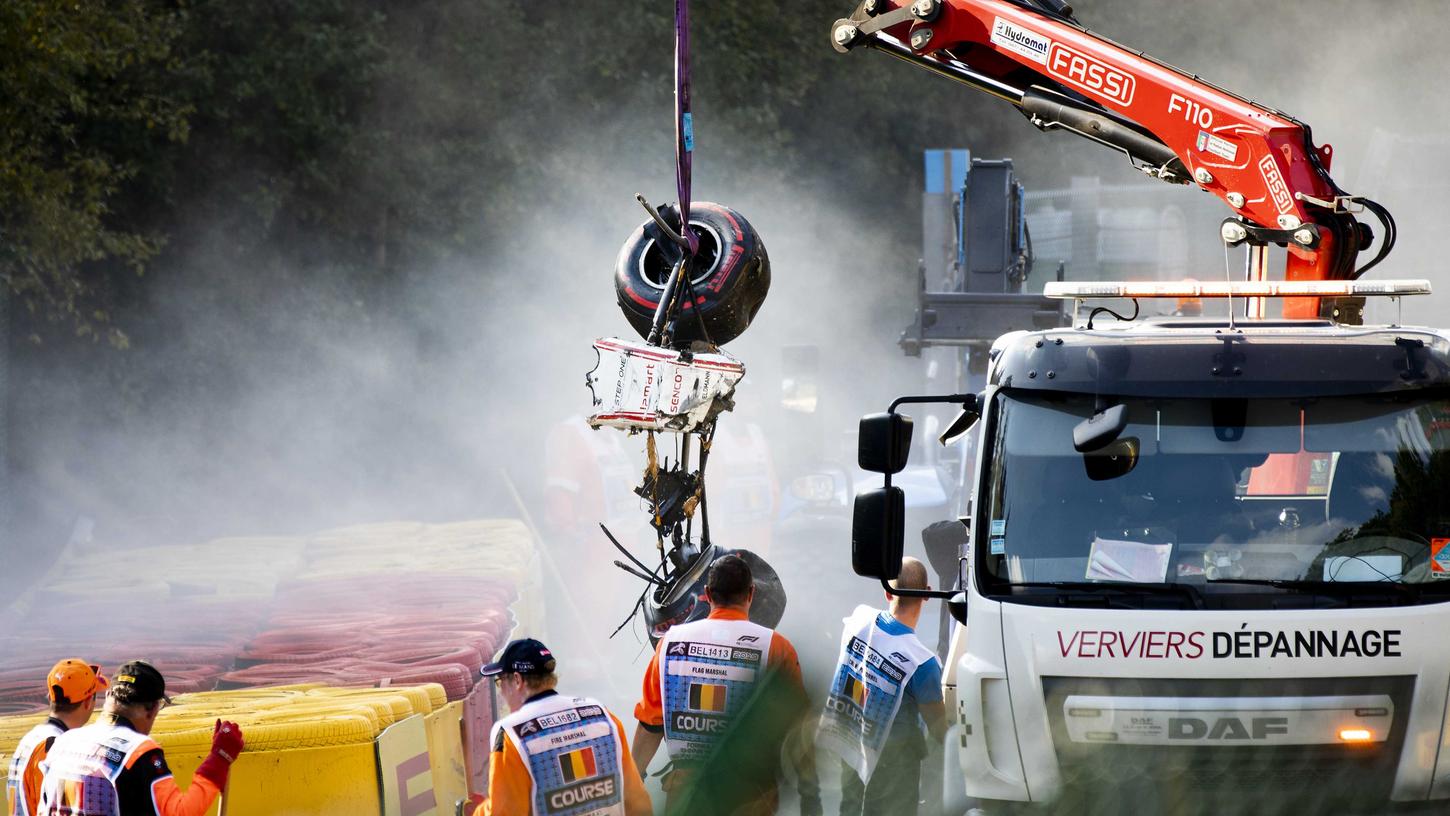 Das Wrack von dem Rennwagen von Juan Manuel Correa vom Team Sauber wird nach einem schweren Unfall geborgen.