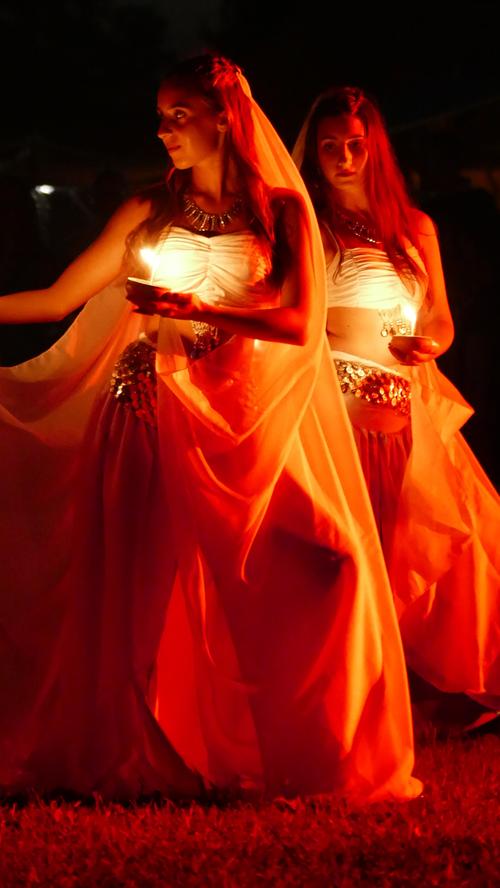 Die anmutigen Damen der "Danza Antica" boten den ganzen Tag über römische Tänze dar. Am Abend beschloss ein Lichtertanz das stimmungsvolle fest.