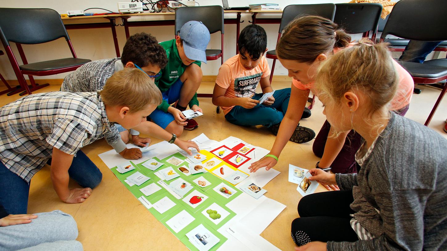 Die Kinder in dieser Gruppe haben mit Karten eine Lebensmittelpyramide erstellt. Ein Teil des zweiwöchigen Programms unter dem Motto „Essen, Schmecken, Entdecken“, bei dem der Nachwuchs alles zum Thema „Gesunde Ernährung“ erfährt und zugleich seine Deutschkenntnisse verbessert. Die Kinder in dieser Gruppe haben mit Karten eine Lebensmittelpyramide erstellt. Ein Teil des zweiwöchigen Programms unter dem Motto „Essen, Schmecken, Entdecken“, bei dem der Nachwuchs alles zum Thema „Gesunde Ernährung“ erfährt und zugleich seine Deutschkenntnisse verbessert.