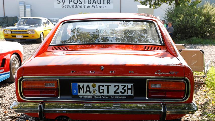 Capri I, II, III — auf dem Gelände des Sportheimes in Postbauer war der Ford Capri in fast allen Variationen zu bewundern. Einige Fans waren von weither angereist.;