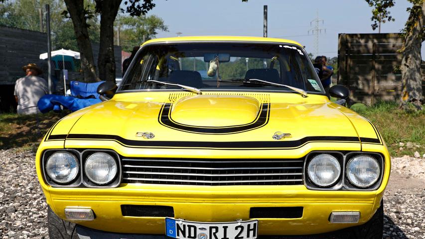 Capri I, II, III — auf dem Gelände des Sportheimes in Postbauer war der Ford Capri in fast allen Variationen zu bewundern. Einige Fans waren von weither angereist.;