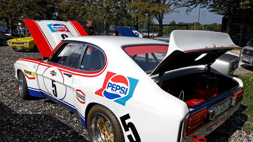 Capri I, II, III — auf dem Gelände des Sportheimes in Postbauer war der Ford Capri in fast allen Variationen zu bewundern. Einige Fans waren von weither angereist.; Capri I, II, III — auf dem Gelände des Sportheimes in Postbauer war der Ford Capri in fast allen Variationen zu bewundern. Einige Fans waren von weither angereist.;