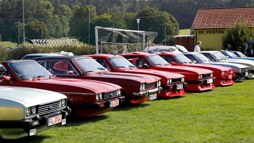 Capri I, II, III — auf dem Gelände des Sportheimes in Postbauer war der Ford Capri in fast allen Variationen zu bewundern. Einige Fans waren von weither angereist.;