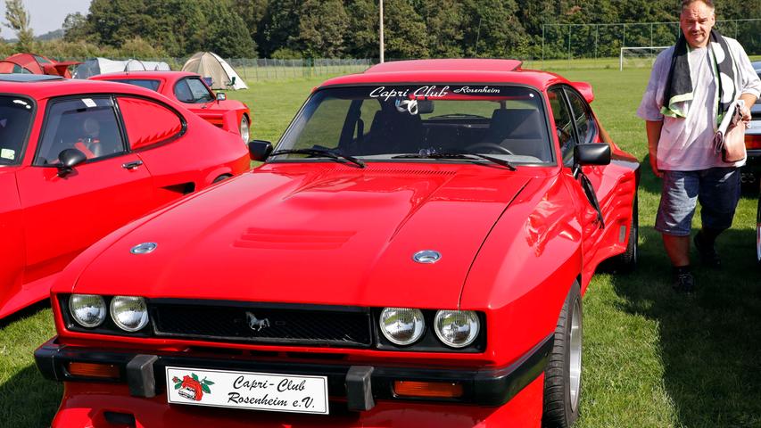 Capri I, II, III — auf dem Gelände des Sportheimes in Postbauer war der Ford Capri in fast allen Variationen zu bewundern. Einige Fans waren von weither angereist.; Capri I, II, III — auf dem Gelände des Sportheimes in Postbauer war der Ford Capri in fast allen Variationen zu bewundern. Einige Fans waren von weither angereist.;
