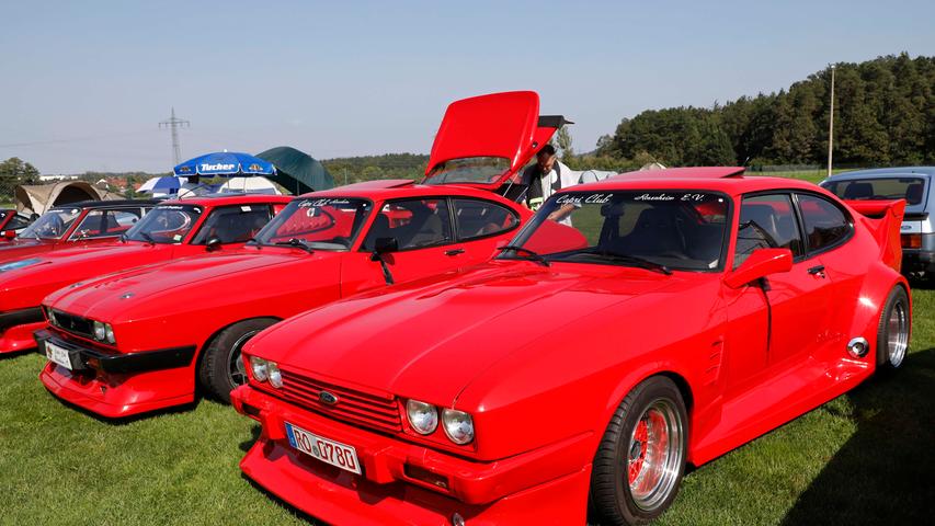 Capri I, II, III — auf dem Gelände des Sportheimes in Postbauer war der Ford Capri in fast allen Variationen zu bewundern. Einige Fans waren von weither angereist.;