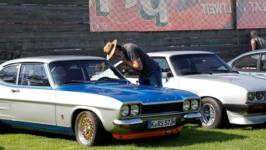 Capri I, II, III — auf dem Gelände des Sportheimes in Postbauer war der Ford Capri in fast allen Variationen zu bewundern. Einige Fans waren von weither angereist.;