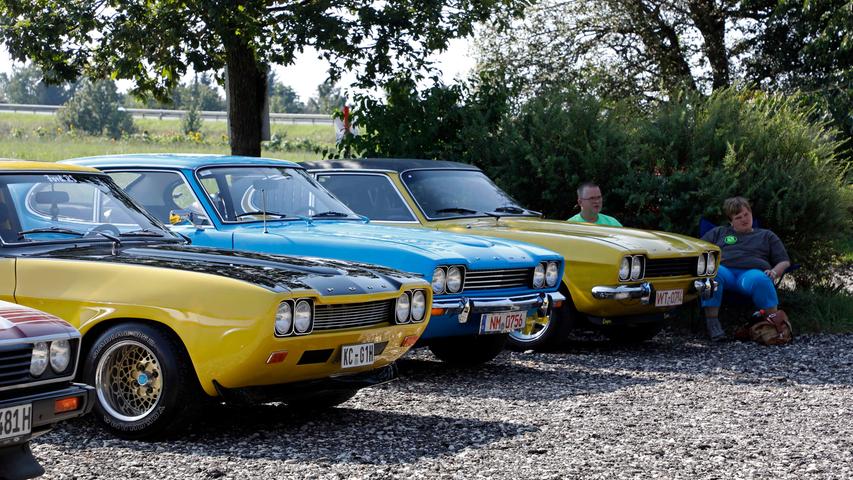 Capri I, II, III — auf dem Gelände des Sportheimes in Postbauer war der Ford Capri in fast allen Variationen zu bewundern. Einige Fans waren von weither angereist.;