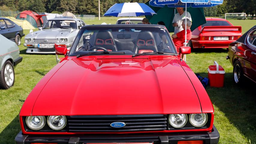 Capri I, II, III — auf dem Gelände des Sportheimes in Postbauer war der Ford Capri in fast allen Variationen zu bewundern. Einige Fans waren von weither angereist.; Capri I, II, III — auf dem Gelände des Sportheimes in Postbauer war der Ford Capri in fast allen Variationen zu bewundern. Einige Fans waren von weither angereist.;