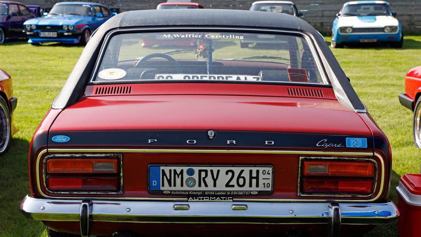 Capri I, II, III — auf dem Gelände des Sportheimes in Postbauer war der Ford Capri in fast allen Variationen zu bewundern. Einige Fans waren von weither angereist.; Capri I, II, III — auf dem Gelände des Sportheimes in Postbauer war der Ford Capri in fast allen Variationen zu bewundern. Einige Fans waren von weither angereist.;