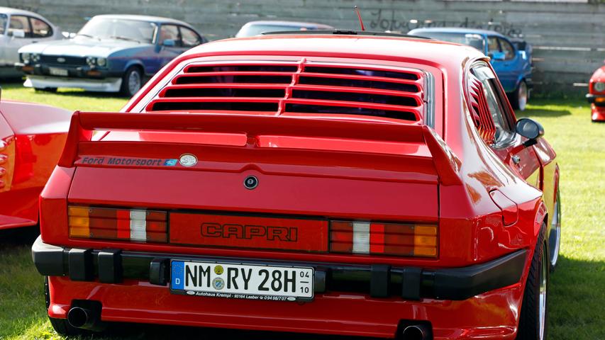 Capri I, II, III — auf dem Gelände des Sportheimes in Postbauer war der Ford Capri in fast allen Variationen zu bewundern. Einige Fans waren von weither angereist.; Capri I, II, III — auf dem Gelände des Sportheimes in Postbauer war der Ford Capri in fast allen Variationen zu bewundern. Einige Fans waren von weither angereist.;