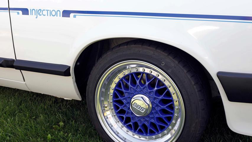 Capri I, II, III — auf dem Gelände des Sportheimes in Postbauer war der Ford Capri in fast allen Variationen zu bewundern. Einige Fans waren von weither angereist.; Capri I, II, III — auf dem Gelände des Sportheimes in Postbauer war der Ford Capri in fast allen Variationen zu bewundern. Einige Fans waren von weither angereist.;