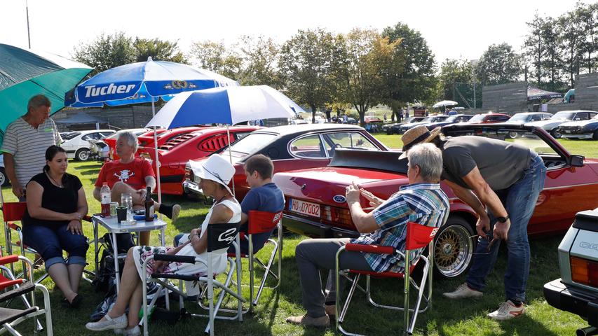 Capri I, II, III — auf dem Gelände des Sportheimes in Postbauer war der Ford Capri in fast allen Variationen zu bewundern. Einige Fans waren von weither angereist.;