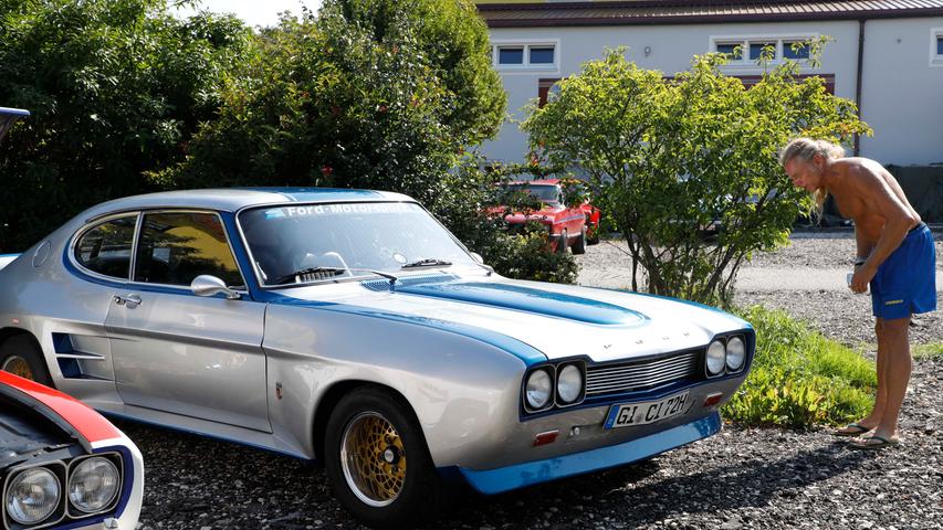 Capri I, II, III — auf dem Gelände des Sportheimes in Postbauer war der Ford Capri in fast allen Variationen zu bewundern. Einige Fans waren von weither angereist.; Capri I, II, III — auf dem Gelände des Sportheimes in Postbauer war der Ford Capri in fast allen Variationen zu bewundern. Einige Fans waren von weither angereist.;