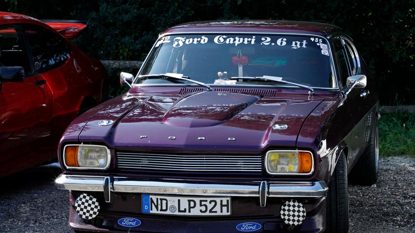 Capri I, II, III — auf dem Gelände des Sportheimes in Postbauer war der Ford Capri in fast allen Variationen zu bewundern. Einige Fans waren von weither angereist.;