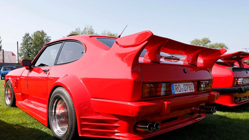 Capri I, II, III — auf dem Gelände des Sportheimes in Postbauer war der Ford Capri in fast allen Variationen zu bewundern. Einige Fans waren von weither angereist.; Capri I, II, III — auf dem Gelände des Sportheimes in Postbauer war der Ford Capri in fast allen Variationen zu bewundern. Einige Fans waren von weither angereist.;