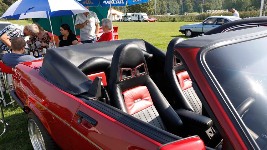 Capri I, II, III — auf dem Gelände des Sportheimes in Postbauer war der Ford Capri in fast allen Variationen zu bewundern. Einige Fans waren von weither angereist.; Capri I, II, III — auf dem Gelände des Sportheimes in Postbauer war der Ford Capri in fast allen Variationen zu bewundern. Einige Fans waren von weither angereist.;