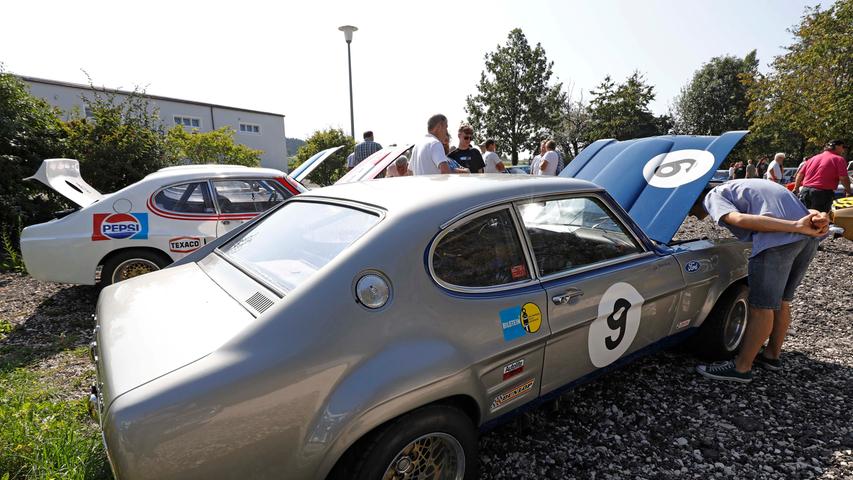 Capri I, II, III — auf dem Gelände des Sportheimes in Postbauer war der Ford Capri in fast allen Variationen zu bewundern. Einige Fans waren von weither angereist.;