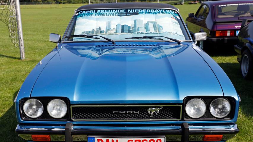 Capri I, II, III — auf dem Gelände des Sportheimes in Postbauer war der Ford Capri in fast allen Variationen zu bewundern. Einige Fans waren von weither angereist.;