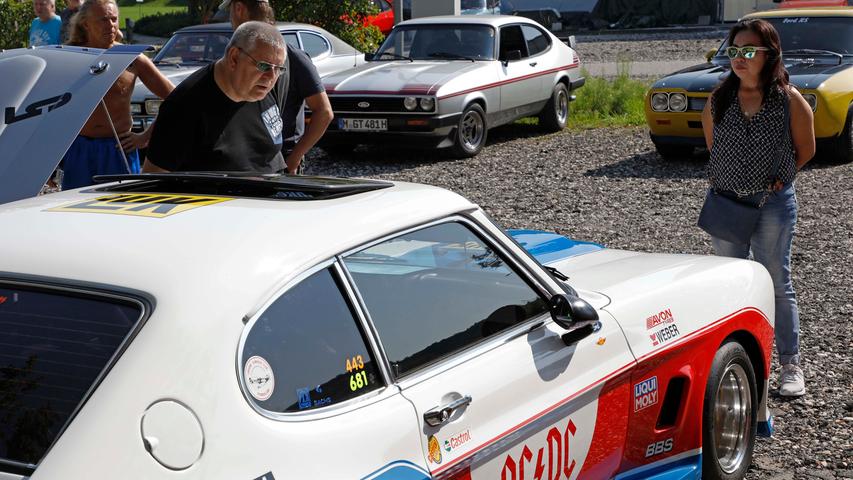 Capri I, II, III — auf dem Gelände des Sportheimes in Postbauer war der Ford Capri in fast allen Variationen zu bewundern. Einige Fans waren von weither angereist.; Capri I, II, III — auf dem Gelände des Sportheimes in Postbauer war der Ford Capri in fast allen Variationen zu bewundern. Einige Fans waren von weither angereist.;