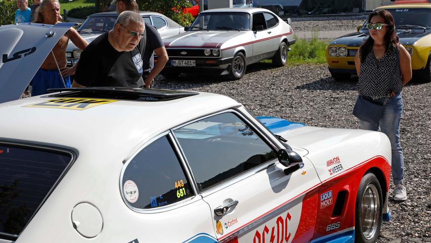 Capri I, II, III — auf dem Gelände des Sportheimes in Postbauer war der Ford Capri in fast allen Variationen zu bewundern. Einige Fans waren von weither angereist.;