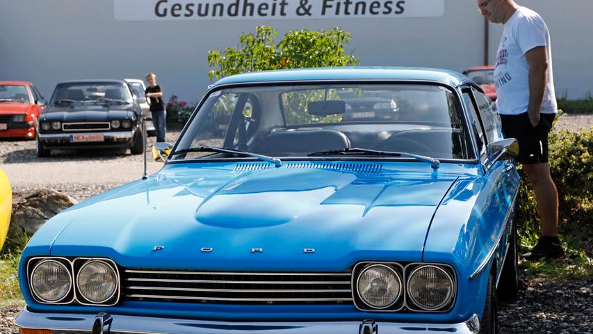 Capri I, II, III — auf dem Gelände des Sportheimes in Postbauer war der Ford Capri in fast allen Variationen zu bewundern. Einige Fans waren von weither angereist.;