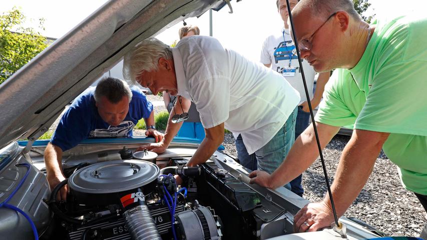 Capri I, II, III — auf dem Gelände des Sportheimes in Postbauer war der Ford Capri in fast allen Variationen zu bewundern. Einige Fans waren von weither angereist.;