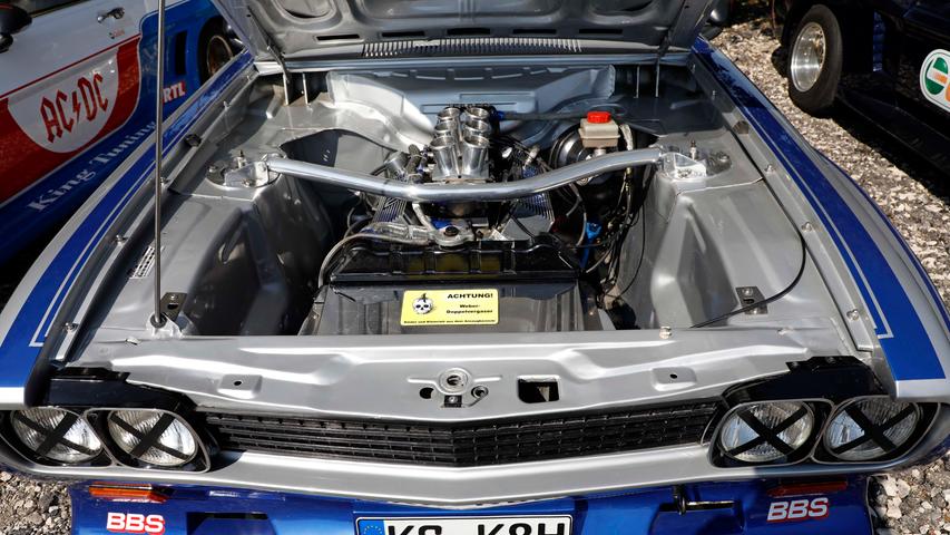 Capri I, II, III — auf dem Gelände des Sportheimes in Postbauer war der Ford Capri in fast allen Variationen zu bewundern. Einige Fans waren von weither angereist.; Capri I, II, III — auf dem Gelände des Sportheimes in Postbauer war der Ford Capri in fast allen Variationen zu bewundern. Einige Fans waren von weither angereist.;