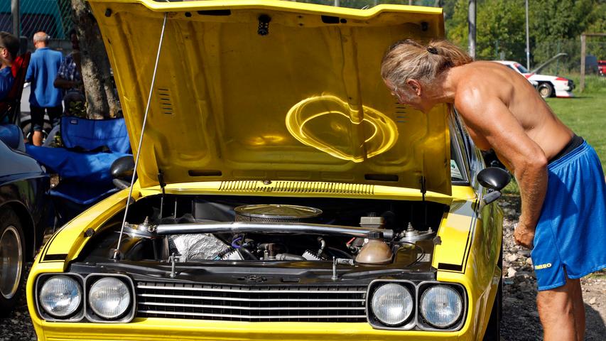 Capri I, II, III — auf dem Gelände des Sportheimes in Postbauer war der Ford Capri in fast allen Variationen zu bewundern. Einige Fans waren von weither angereist.; Capri I, II, III — auf dem Gelände des Sportheimes in Postbauer war der Ford Capri in fast allen Variationen zu bewundern. Einige Fans waren von weither angereist.;