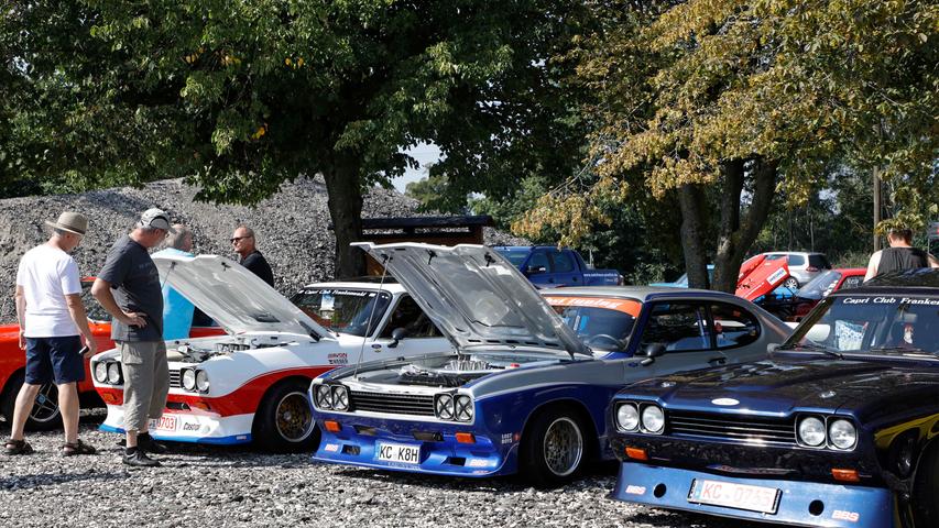 Capri I, II, III — auf dem Gelände des Sportheimes in Postbauer war der Ford Capri in fast allen Variationen zu bewundern. Einige Fans waren von weither angereist.;