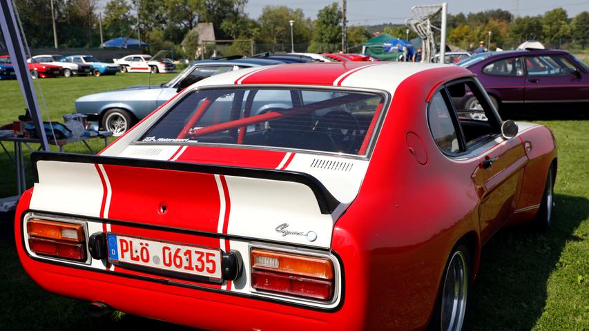 Capri I, II, III — auf dem Gelände des Sportheimes in Postbauer war der Ford Capri in fast allen Variationen zu bewundern. Einige Fans waren von weither angereist.; Capri I, II, III — auf dem Gelände des Sportheimes in Postbauer war der Ford Capri in fast allen Variationen zu bewundern. Einige Fans waren von weither angereist.;