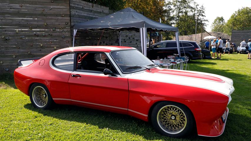 Capri I, II, III — auf dem Gelände des Sportheimes in Postbauer war der Ford Capri in fast allen Variationen zu bewundern. Einige Fans waren von weither angereist.;