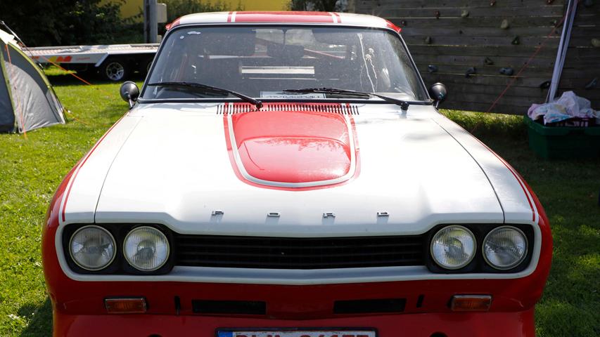 Capri I, II, III — auf dem Gelände des Sportheimes in Postbauer war der Ford Capri in fast allen Variationen zu bewundern. Einige Fans waren von weither angereist.; Capri I, II, III — auf dem Gelände des Sportheimes in Postbauer war der Ford Capri in fast allen Variationen zu bewundern. Einige Fans waren von weither angereist.;