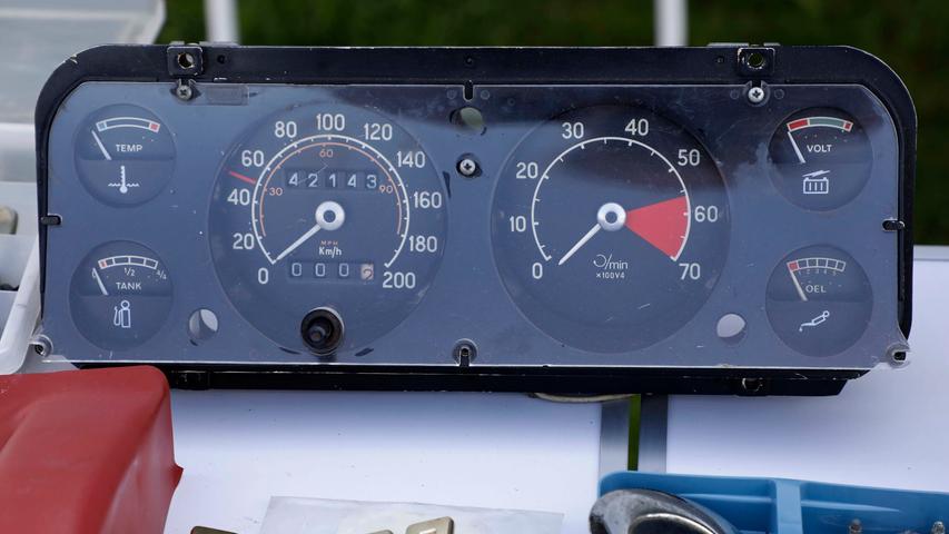 Capri I, II, III — auf dem Gelände des Sportheimes in Postbauer war der Ford Capri in fast allen Variationen zu bewundern. Einige Fans waren von weither angereist.; Capri I, II, III — auf dem Gelände des Sportheimes in Postbauer war der Ford Capri in fast allen Variationen zu bewundern. Einige Fans waren von weither angereist.;