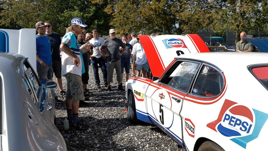 Capri I, II, III — auf dem Gelände des Sportheimes in Postbauer war der Ford Capri in fast allen Variationen zu bewundern. Einige Fans waren von weither angereist.;