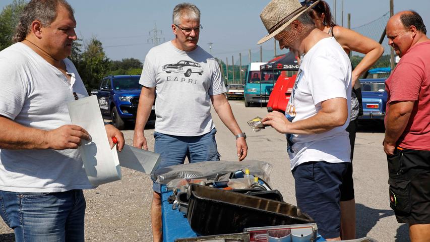 Capri I, II, III — auf dem Gelände des Sportheimes in Postbauer war der Ford Capri in fast allen Variationen zu bewundern. Einige Fans waren von weither angereist.;