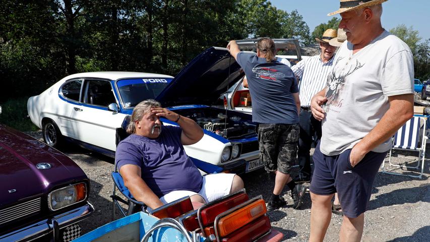 Capri I, II, III — auf dem Gelände des Sportheimes in Postbauer war der Ford Capri in fast allen Variationen zu bewundern. Einige Fans waren von weither angereist.; Capri I, II, III — auf dem Gelände des Sportheimes in Postbauer war der Ford Capri in fast allen Variationen zu bewundern. Einige Fans waren von weither angereist.;